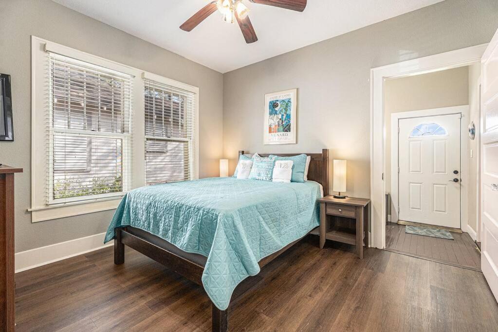 Beachy Bungalow! 2Bd, King Bed Galveston Exterior foto
